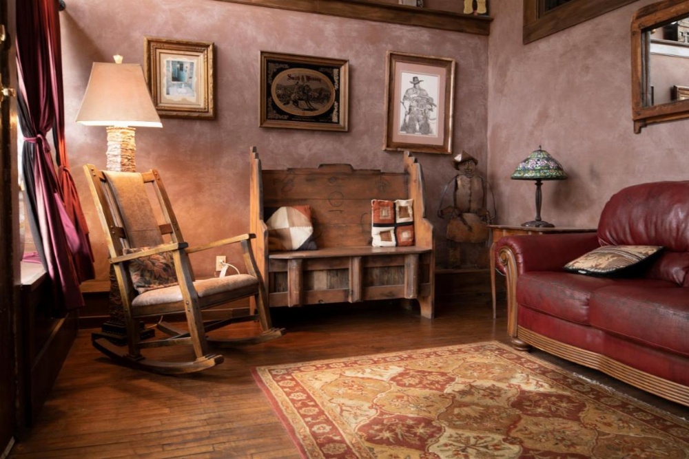 Deluxe Queen Suite