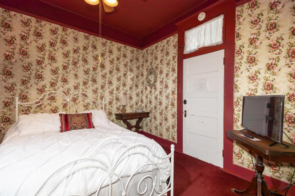Standard Queen Room